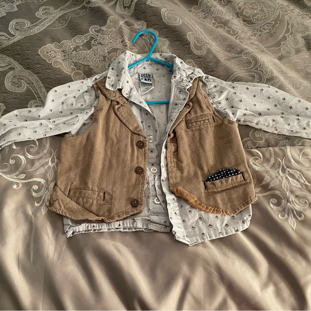 🌟2XHP🌟Vested shirt- such a beautiful piece but needs an iron.  24 months old